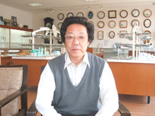 担当者と店内風景